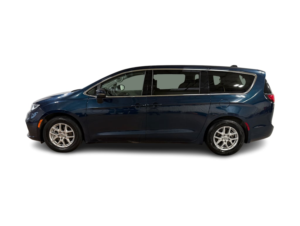 Thumbnail: 2023 Chrysler Pacifica - 3