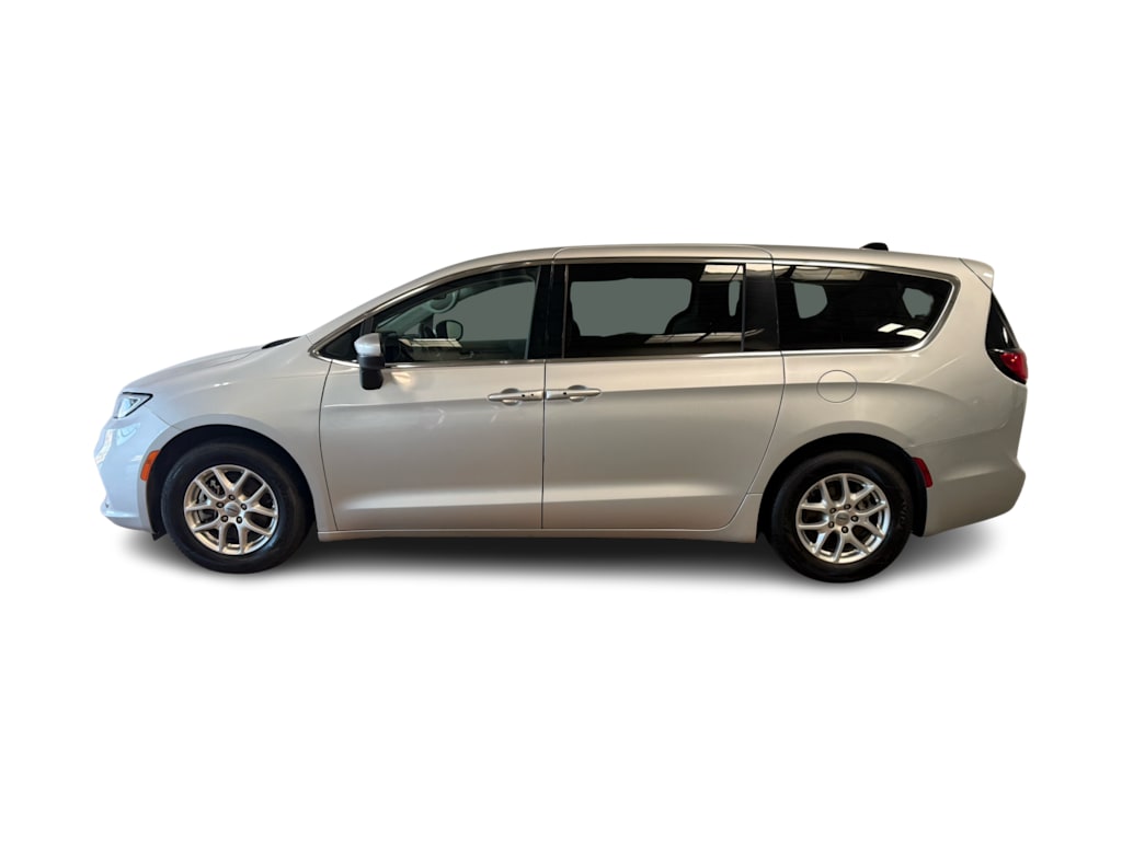 Thumbnail: 2023 Chrysler Pacifica - 3