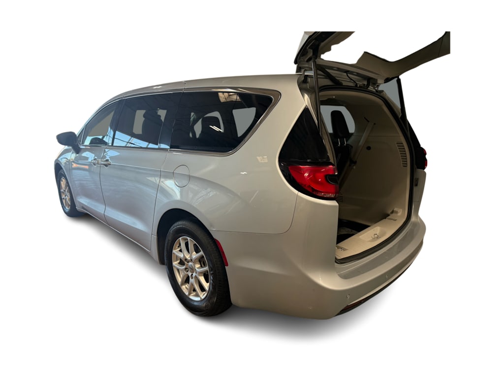 Thumbnail: 2023 Chrysler Pacifica - 12
