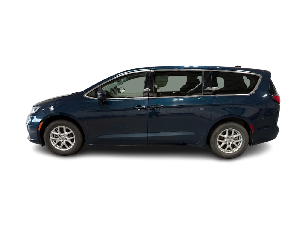 Thumbnail: 2023 Chrysler Pacifica - 3