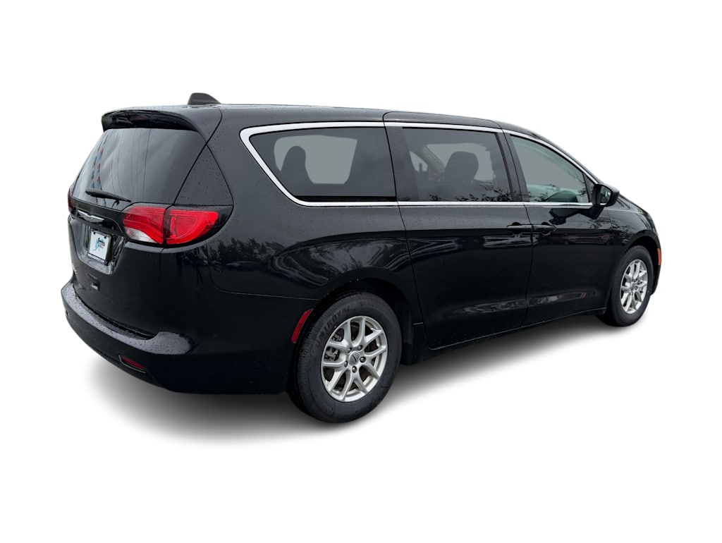 Thumbnail: 2023 Chrysler Voyager - 20