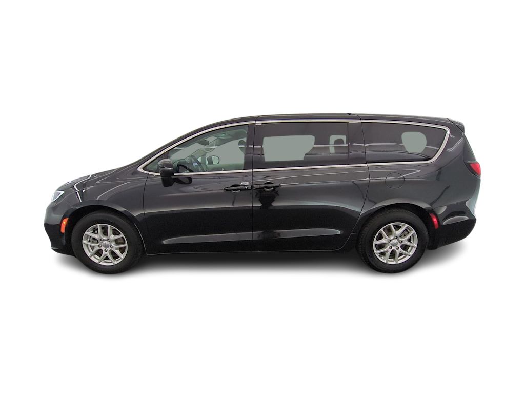 Thumbnail: 2023 Chrysler Pacifica - 3