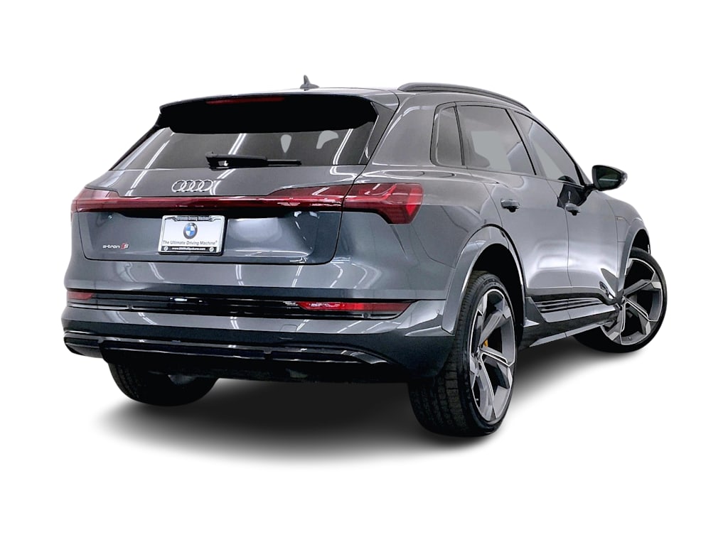 Thumbnail: 2022 Audi e-tron S - 22