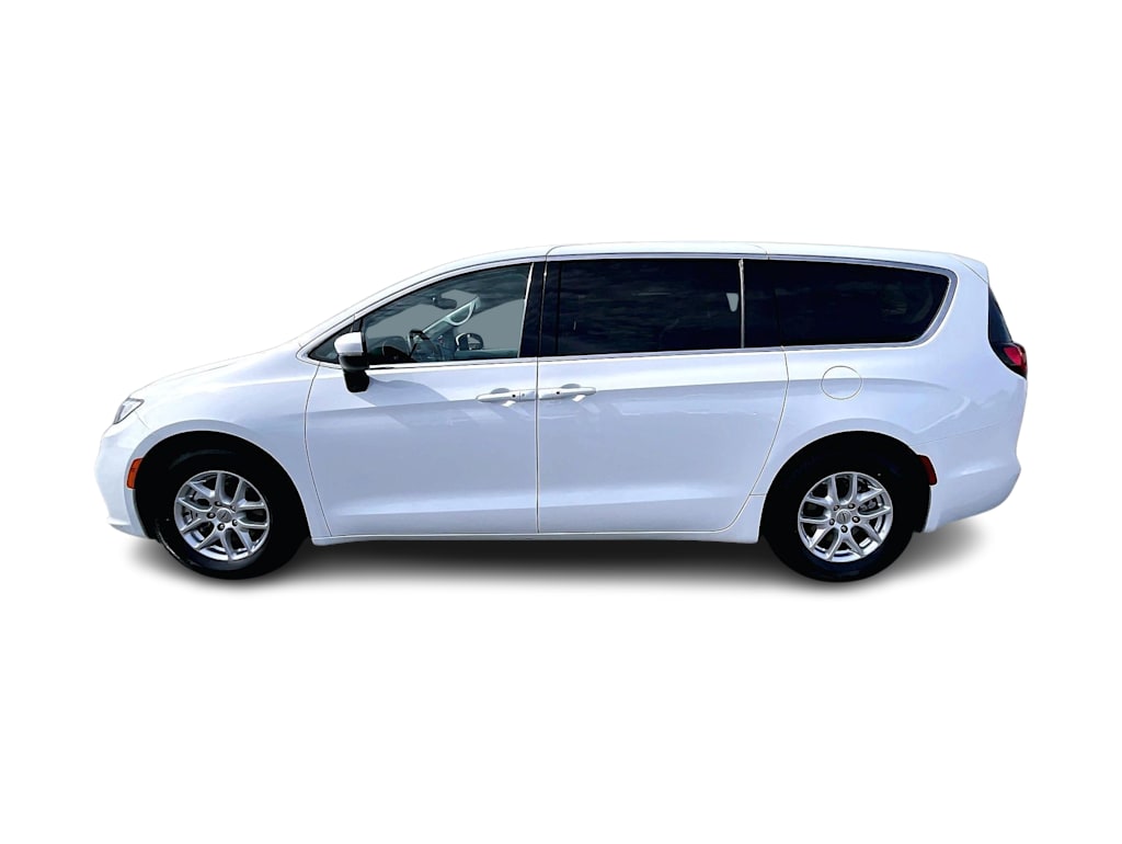 Thumbnail: 2023 Chrysler Pacifica - 3