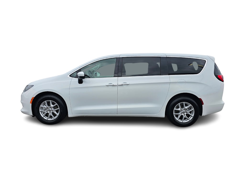 2022 Chrysler Voyager LX 3