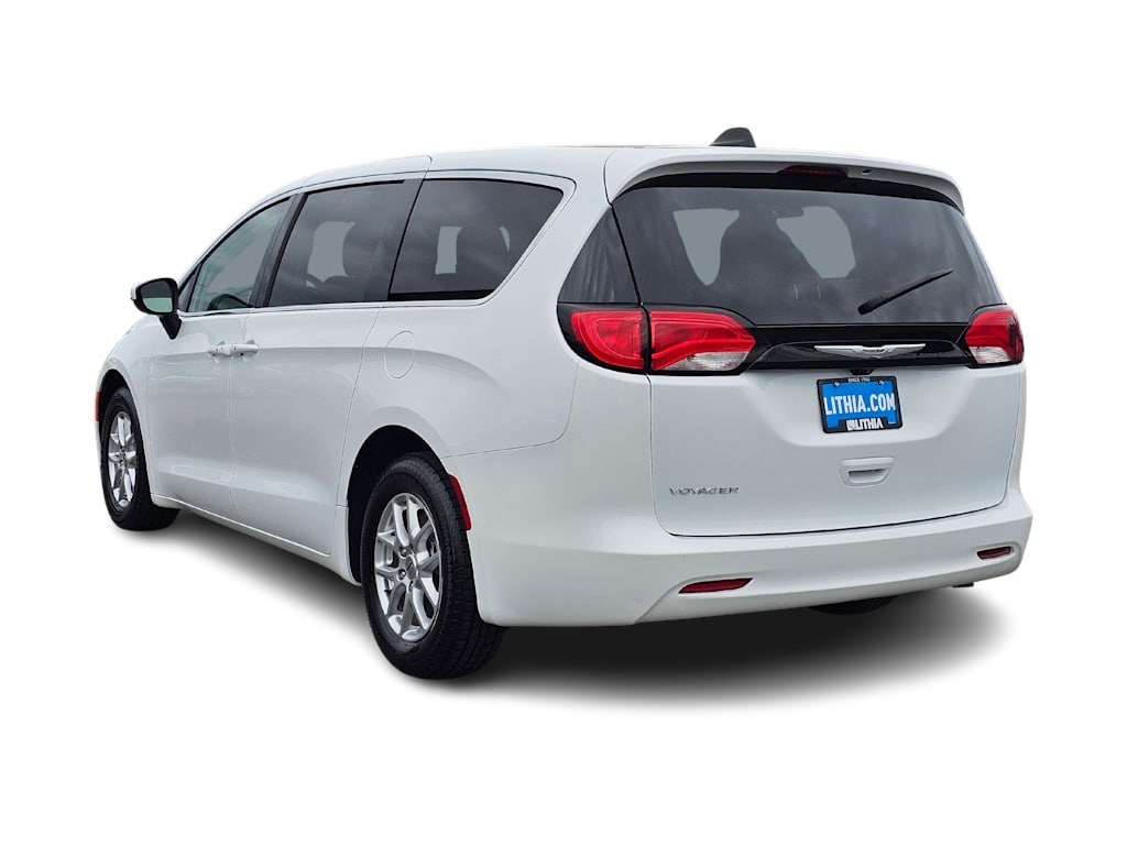 2022 Chrysler Voyager LX 4