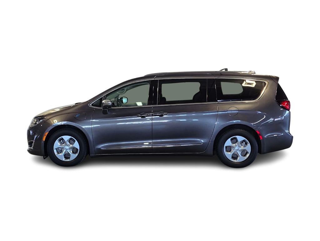 Thumbnail: 2017 Chrysler Pacifica - 3