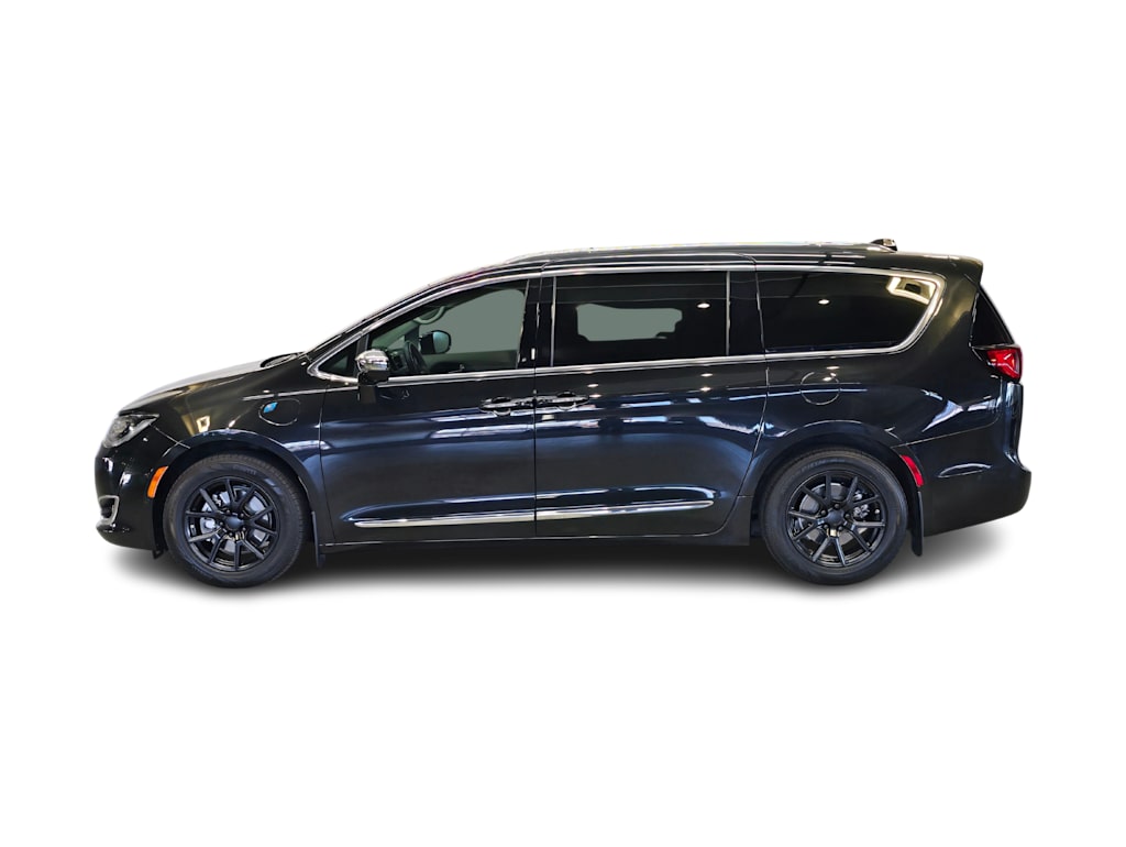 Thumbnail: 2018 Chrysler Pacifica - 3