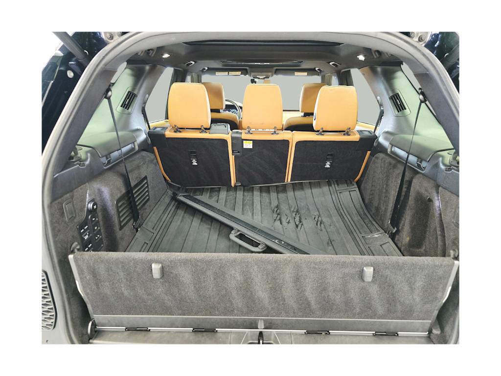 Thumbnail: 2020 Land Rover Discovery - 19