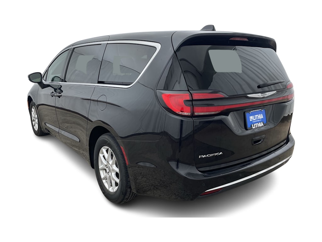 Thumbnail: 2023 Chrysler Pacifica - 3