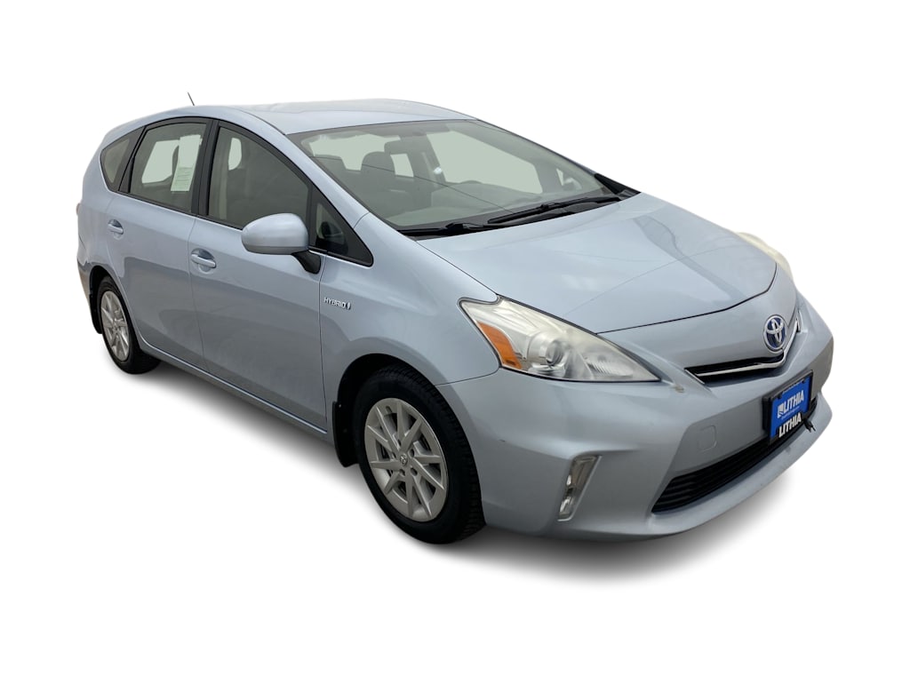 2014 Toyota Prius v Two 35