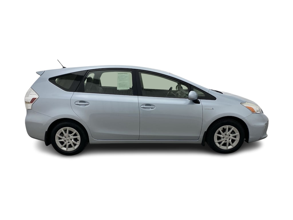 2014 Toyota Prius v Two 34