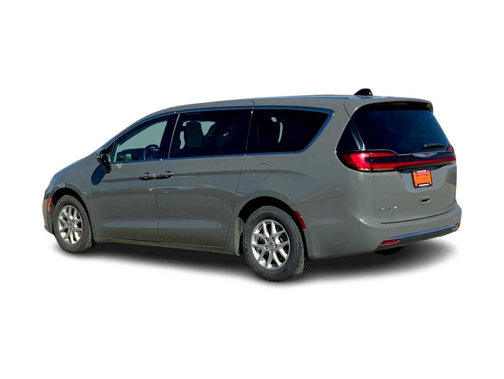 Thumbnail: 2023 Chrysler Pacifica - 4