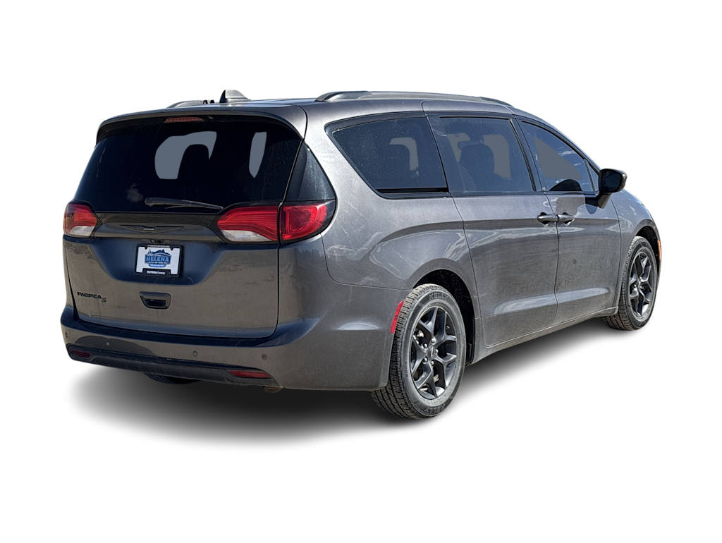 Thumbnail: 2018 Chrysler Pacifica - 17