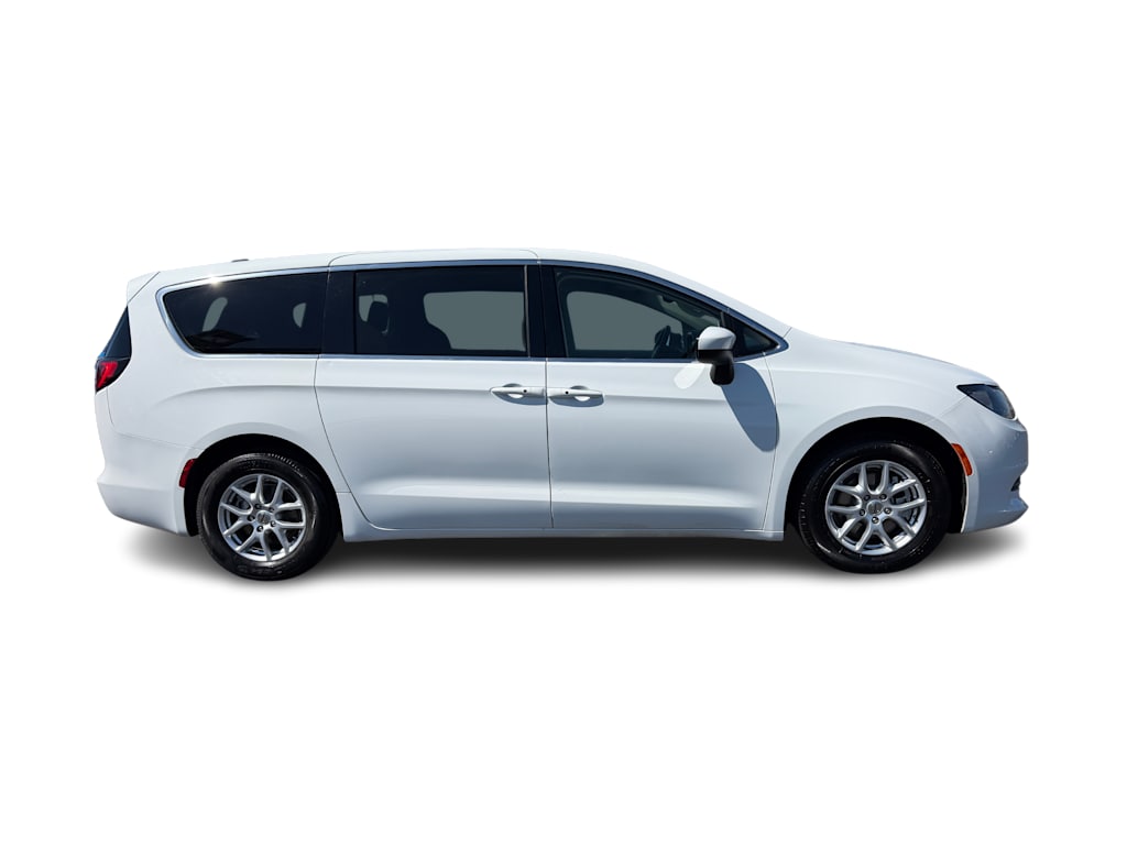 Thumbnail: 2023 Chrysler Voyager - 16