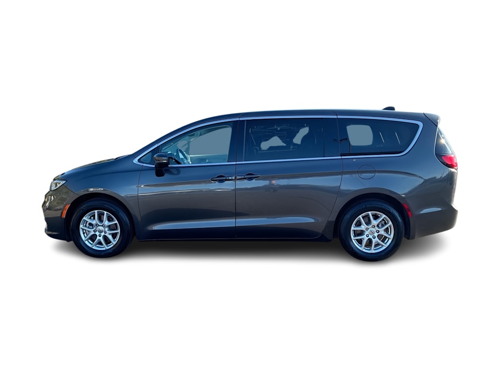 Thumbnail: 2023 Chrysler Pacifica - 3