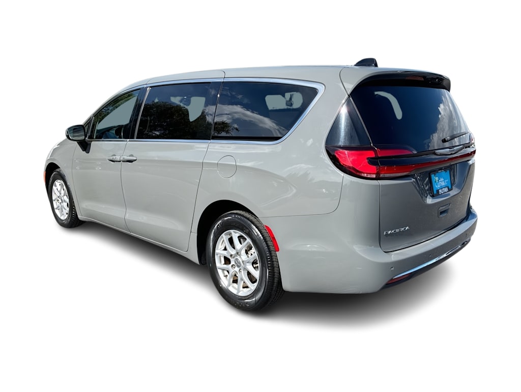 Thumbnail: 2023 Chrysler Pacifica - 4