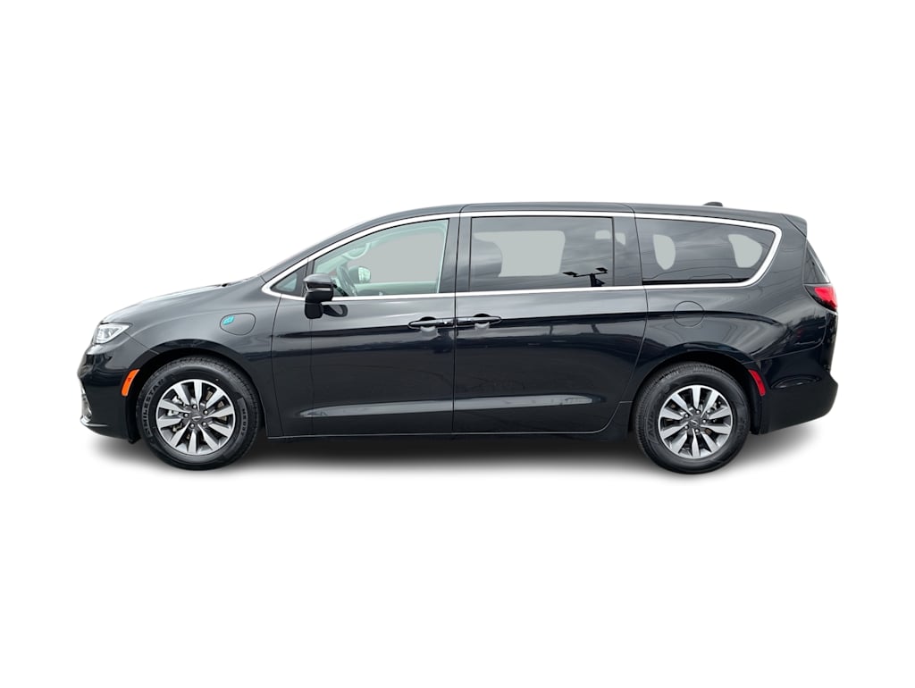 Thumbnail: 2023 Chrysler Pacifica - 3