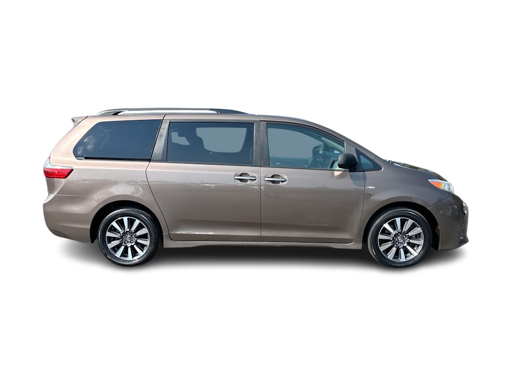 Thumbnail: 2020 Toyota Sienna - 17