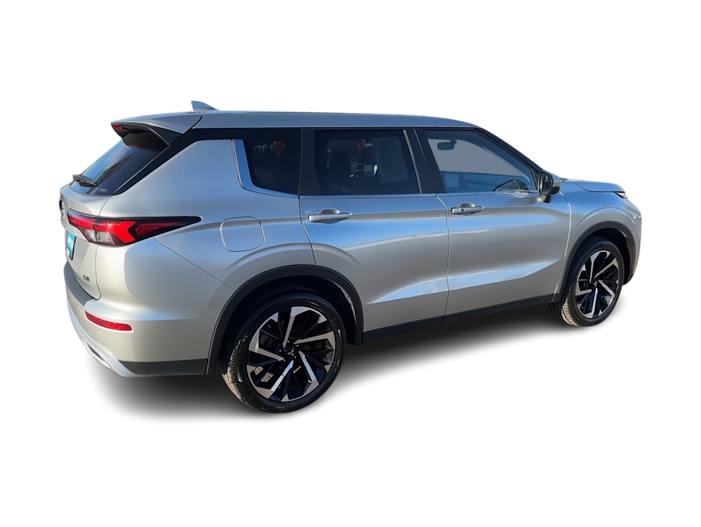 Thumbnail: 2023 Mitsubishi Outlander - 17