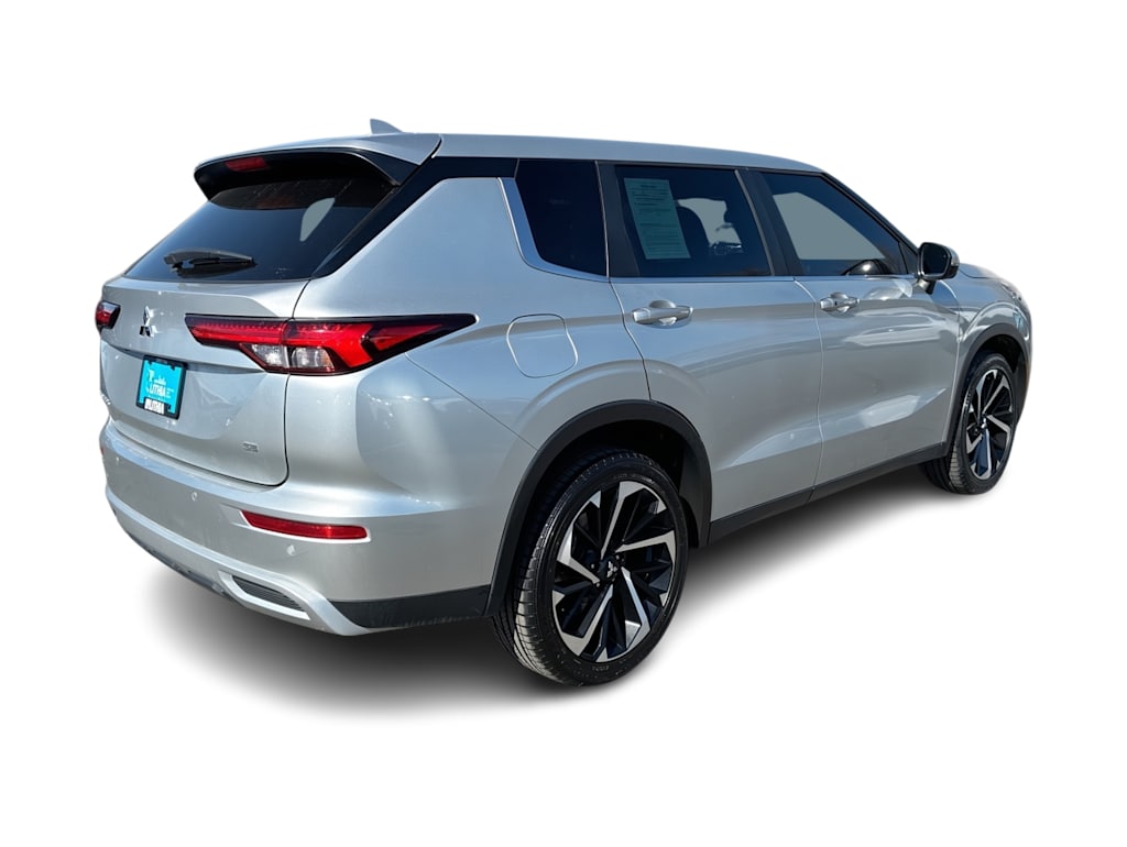 Thumbnail: 2022 Mitsubishi Outlander - 17