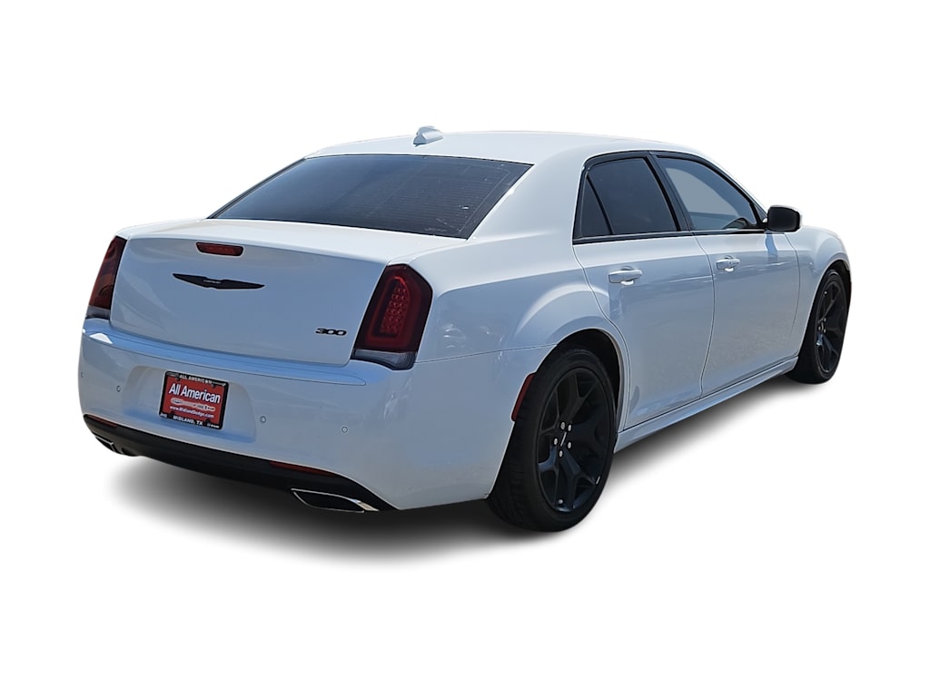 Thumbnail: 2022 Chrysler 300 - 21