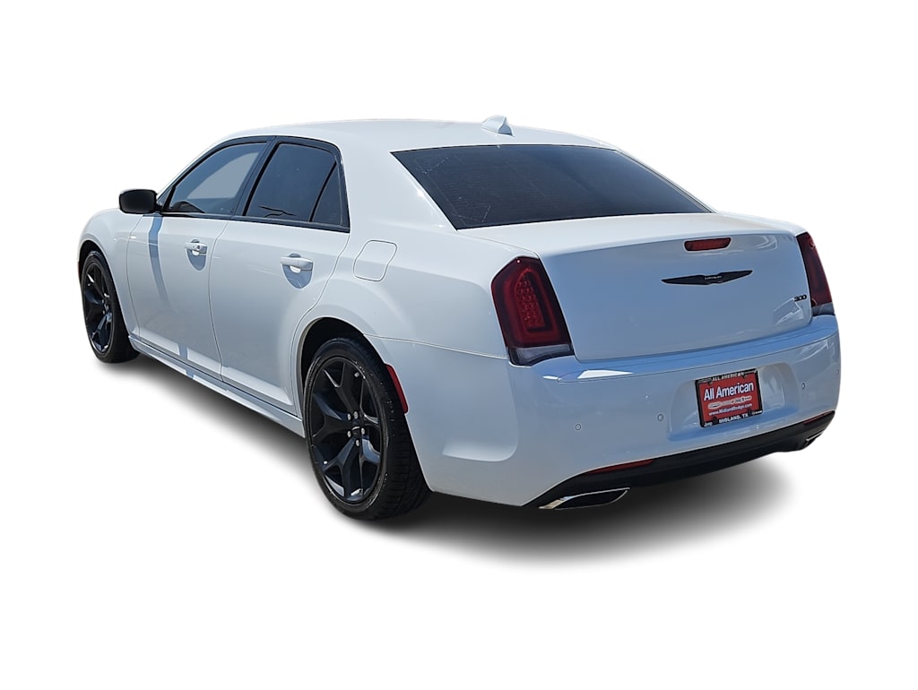 Thumbnail: 2022 Chrysler 300 - 4