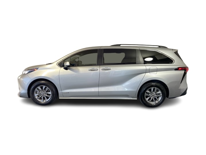 2021 Toyota Sienna XLE 3