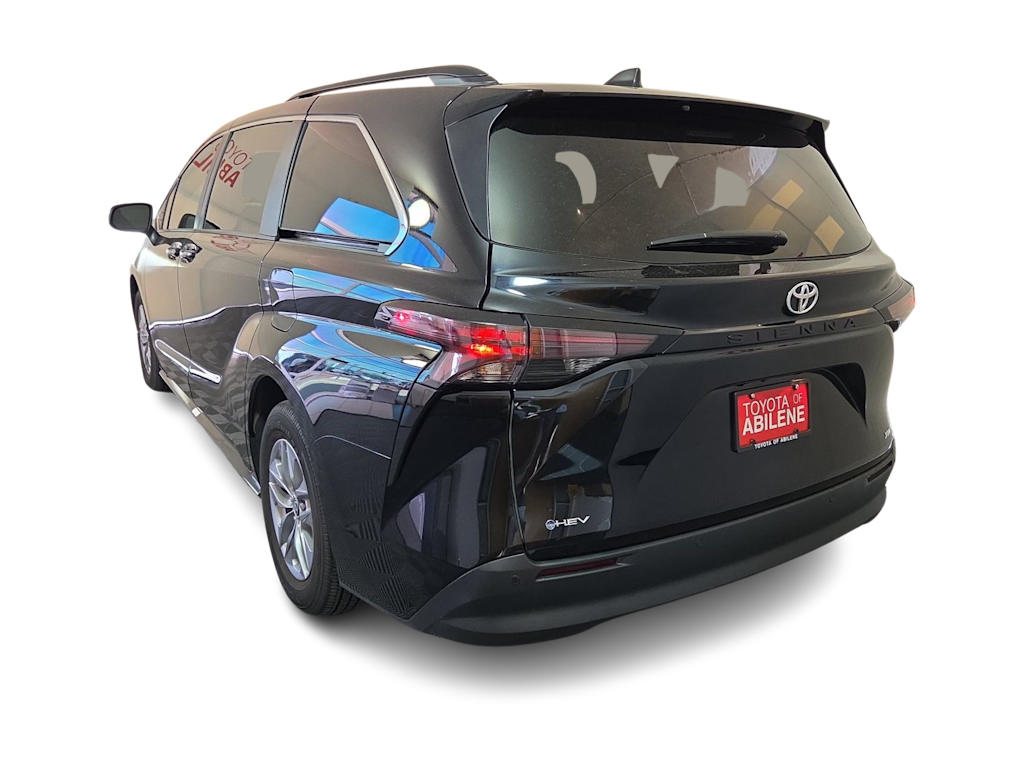 Thumbnail: 2026 Toyota Sienna - 4
