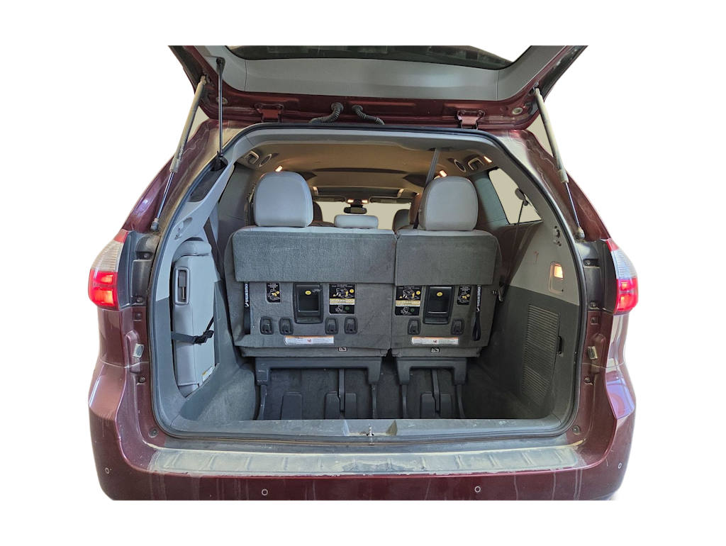 Thumbnail: 2018 Toyota Sienna - 16