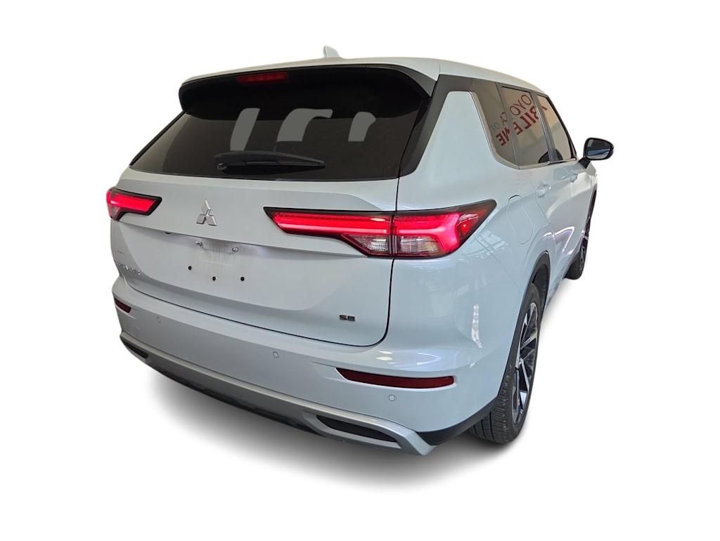 Thumbnail: 2024 Mitsubishi Outlander - 16