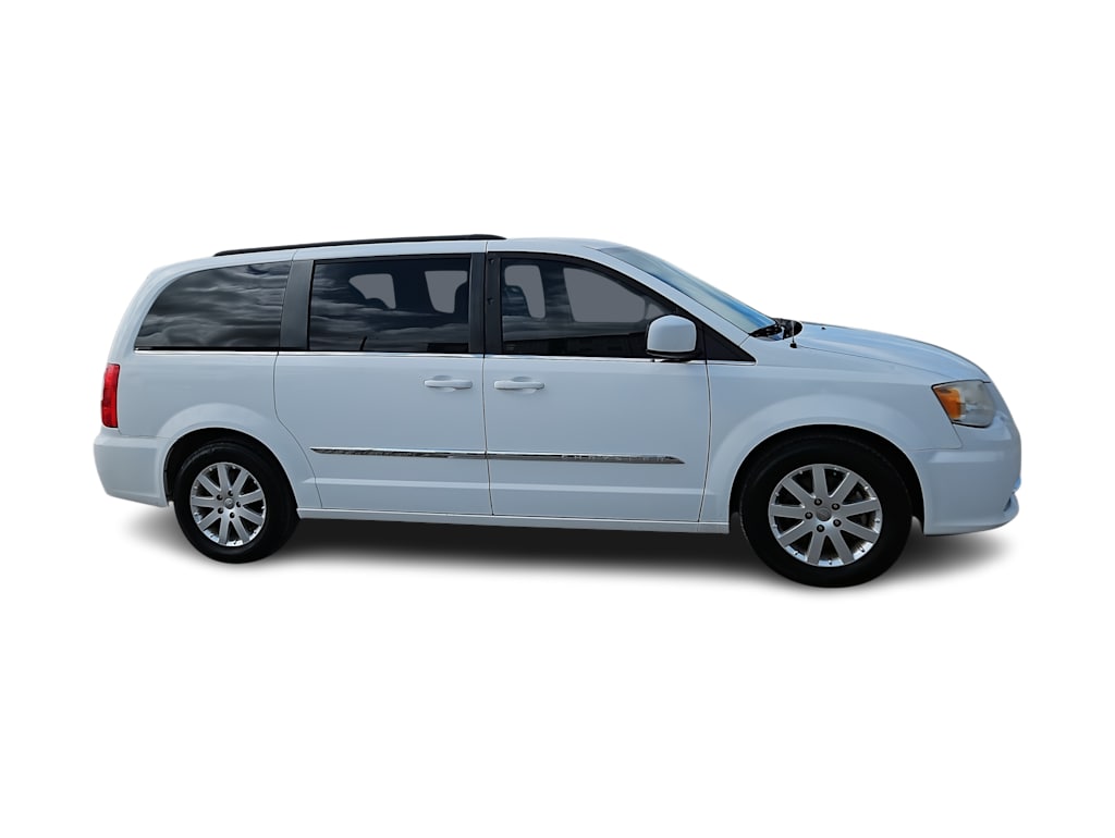 Thumbnail: 2016 Chrysler Town & Country - 18
