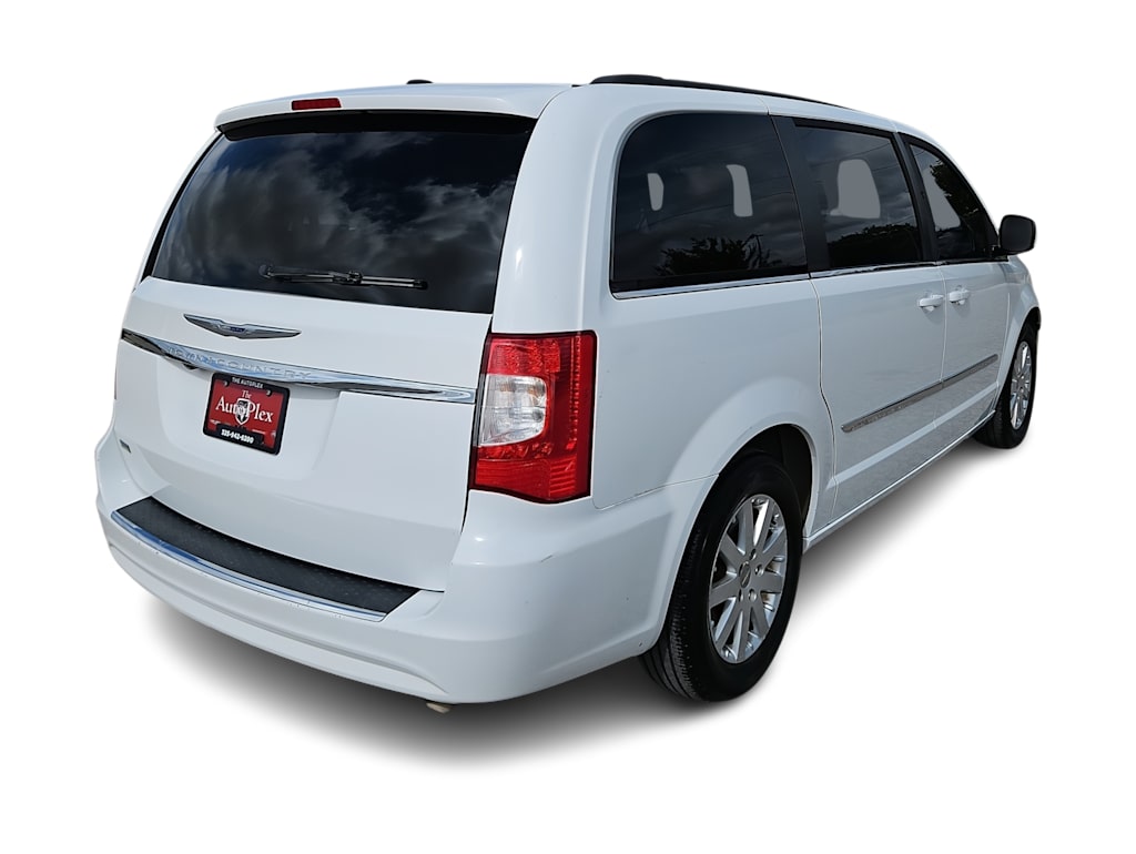 Thumbnail: 2016 Chrysler Town & Country - 17