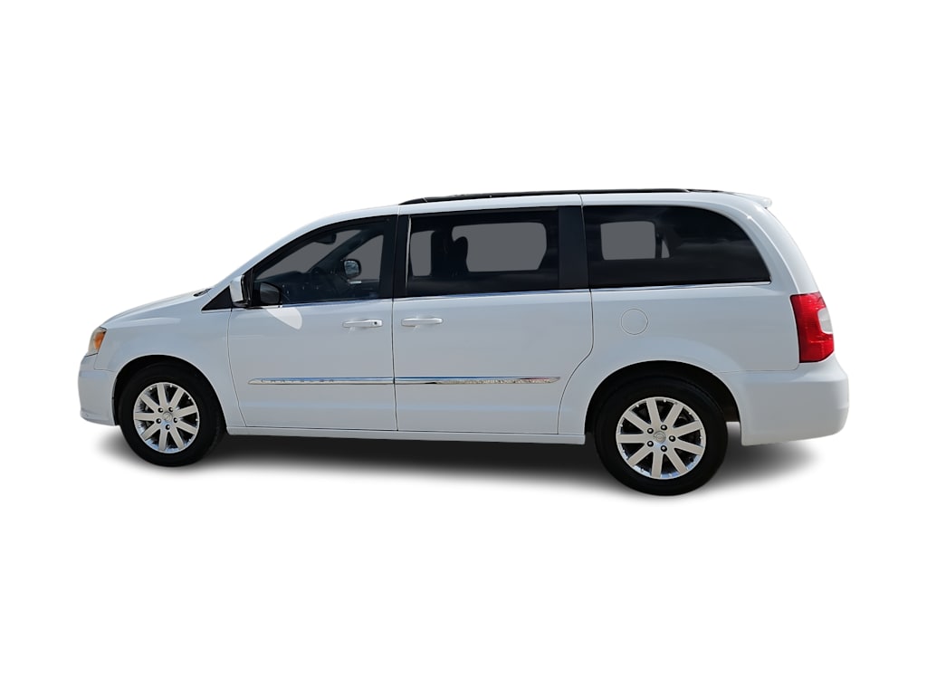 Thumbnail: 2016 Chrysler Town & Country - 3