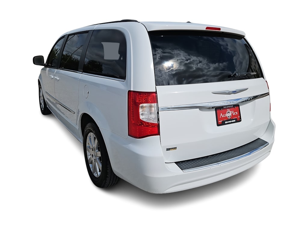 Thumbnail: 2016 Chrysler Town & Country - 4