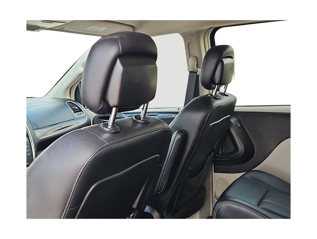 Thumbnail: 2016 Chrysler Town & Country - 20