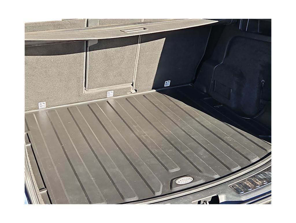 Thumbnail: 2020 Land Rover Discovery Sport - 16