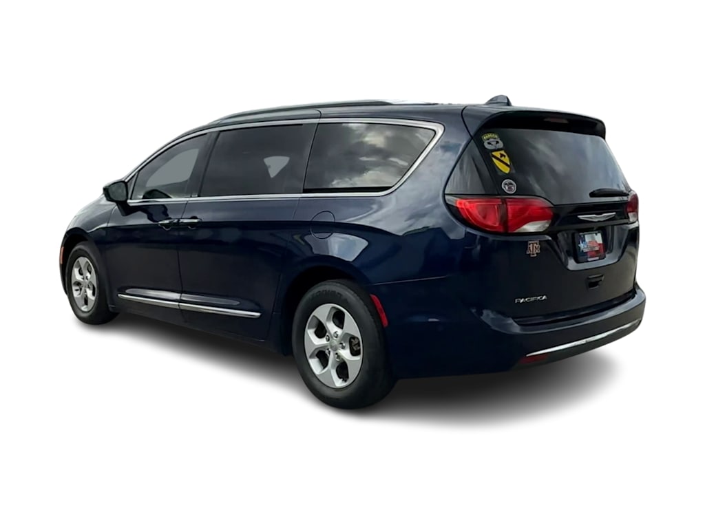 Thumbnail: 2017 Chrysler Pacifica - 4