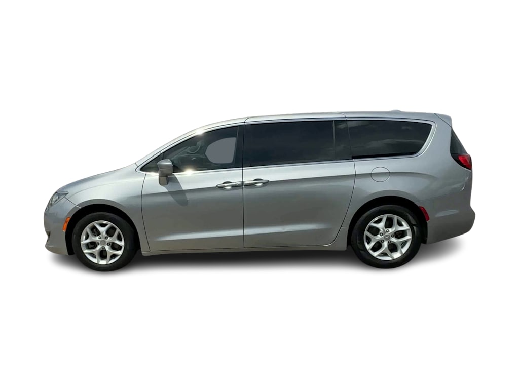 Thumbnail: 2018 Chrysler Pacifica - 3