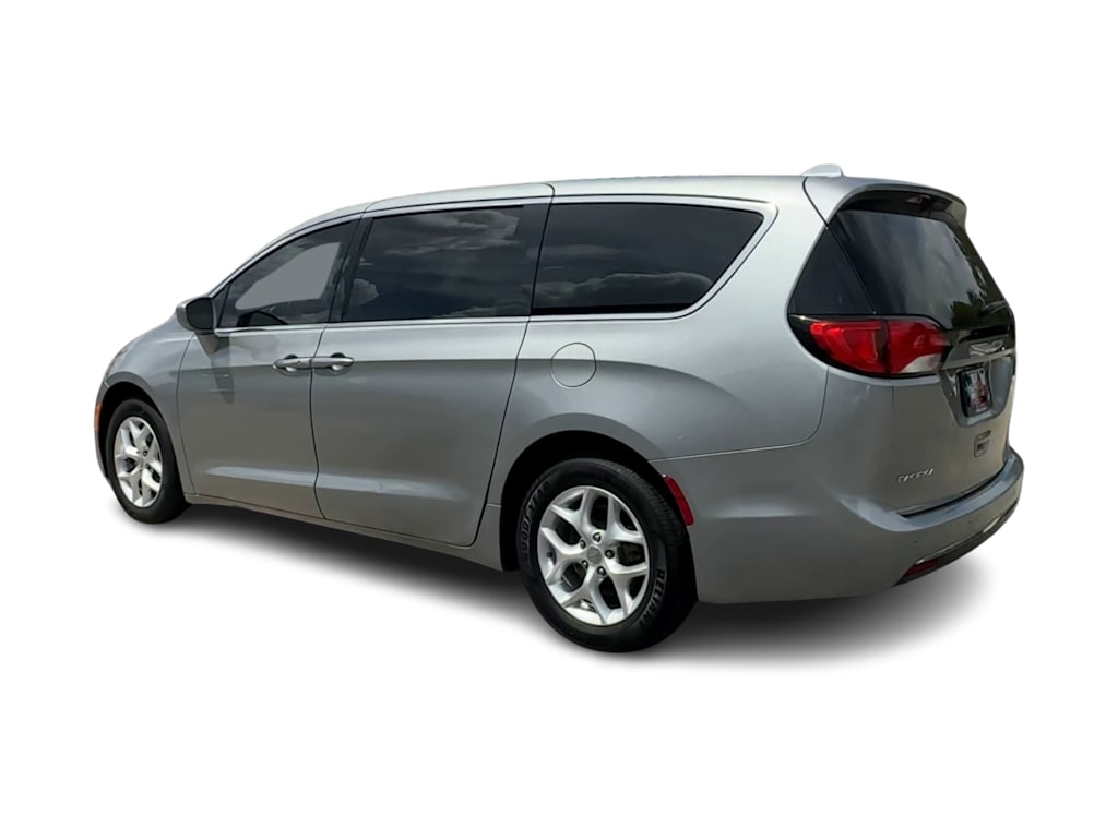 Thumbnail: 2018 Chrysler Pacifica - 4