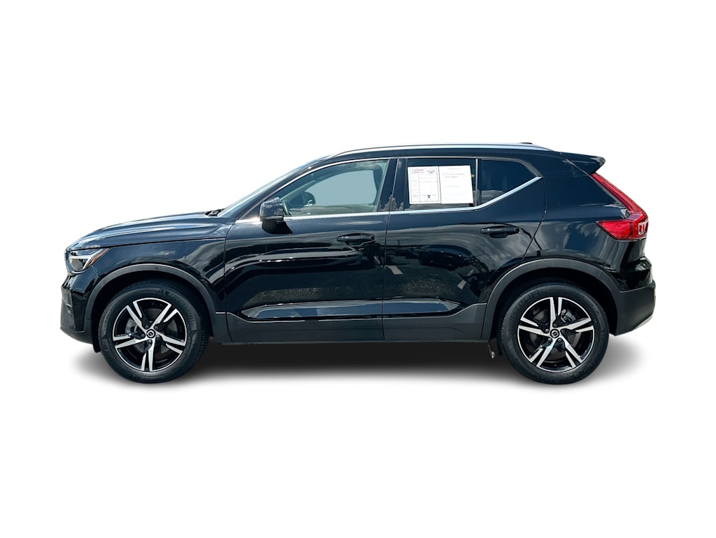 Thumbnail: 2023 Volvo XC40 - 24