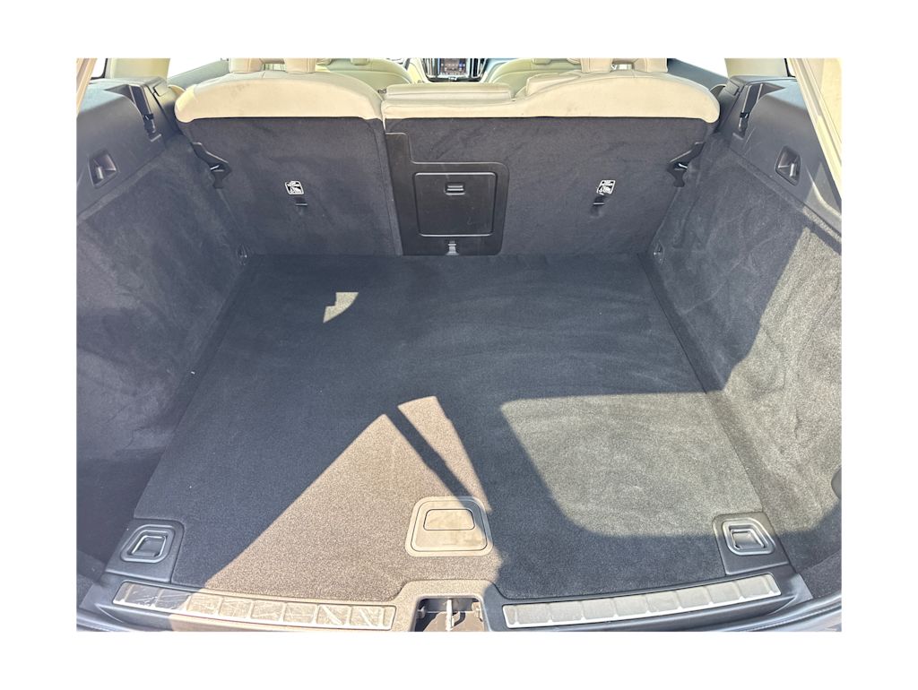 Thumbnail: 2022 Volvo XC60 - 18