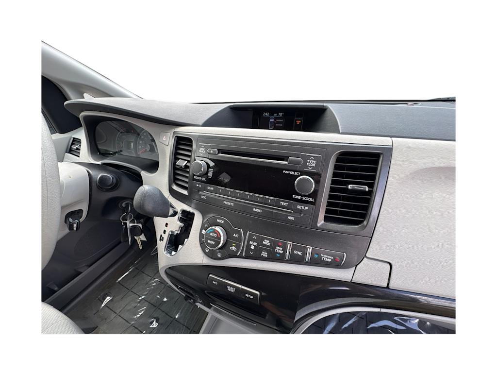 Thumbnail: 2013 Toyota Sienna - 19