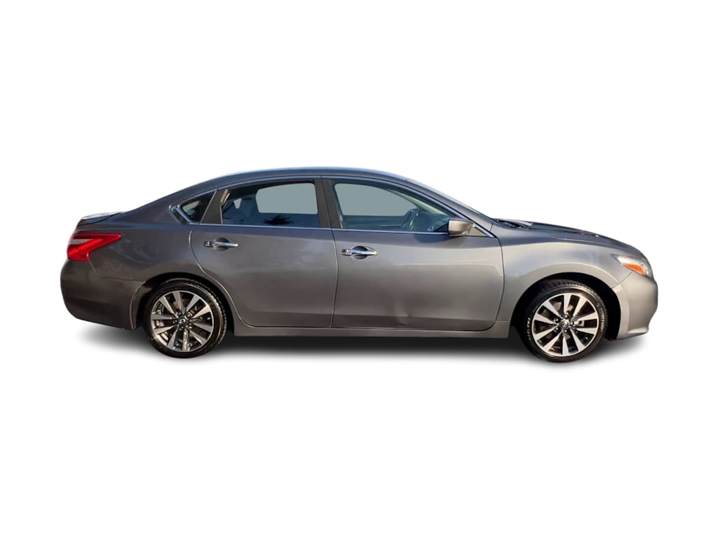 Thumbnail: 2017 Nissan Altima - 18