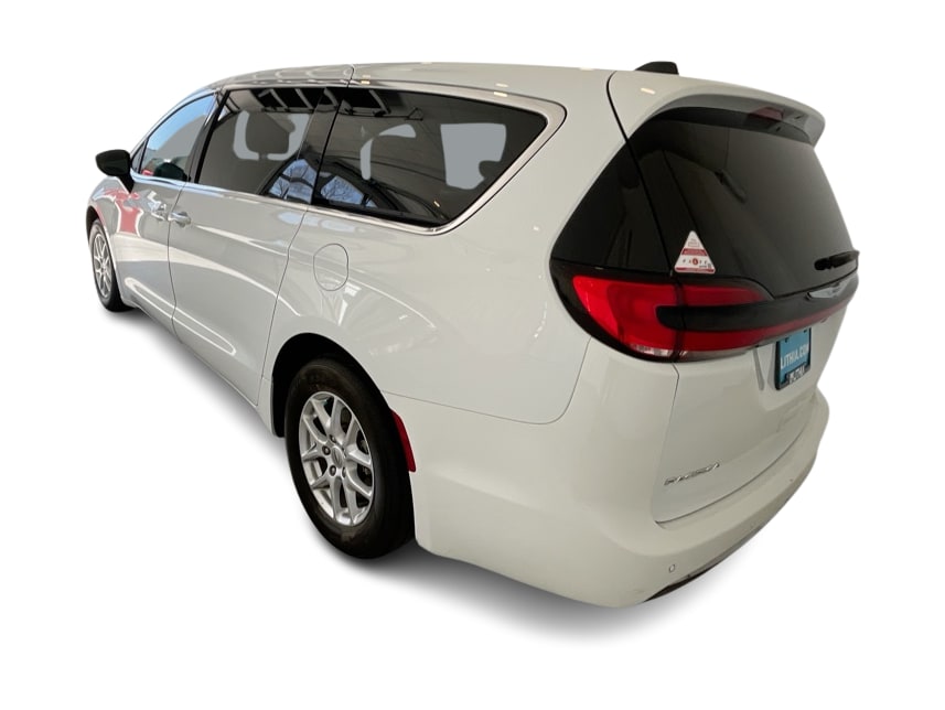 Thumbnail: 2023 Chrysler Pacifica - 4