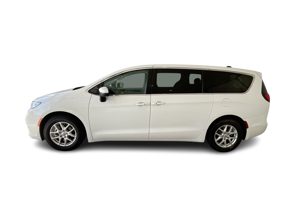 Thumbnail: 2023 Chrysler Pacifica - 3