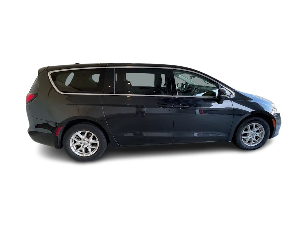 Thumbnail: 2023 Chrysler Pacifica - 21