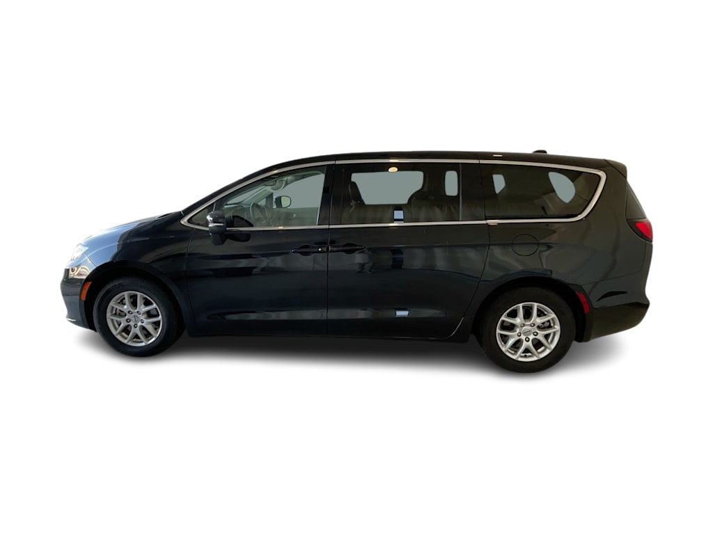 Thumbnail: 2023 Chrysler Pacifica - 3