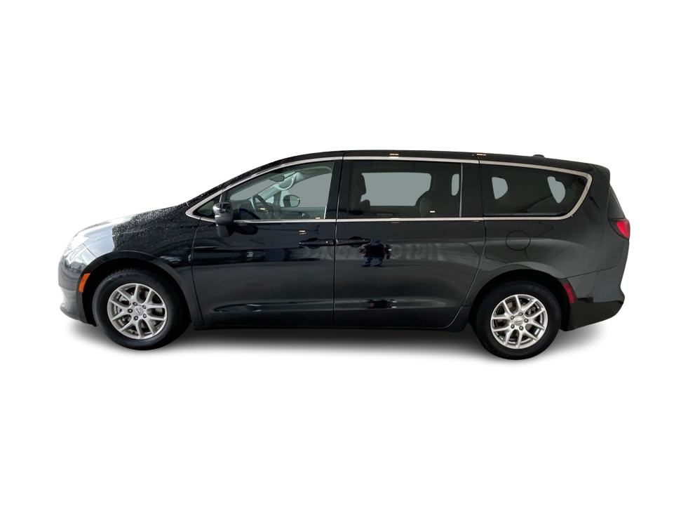 Thumbnail: 2023 Chrysler Voyager - 3
