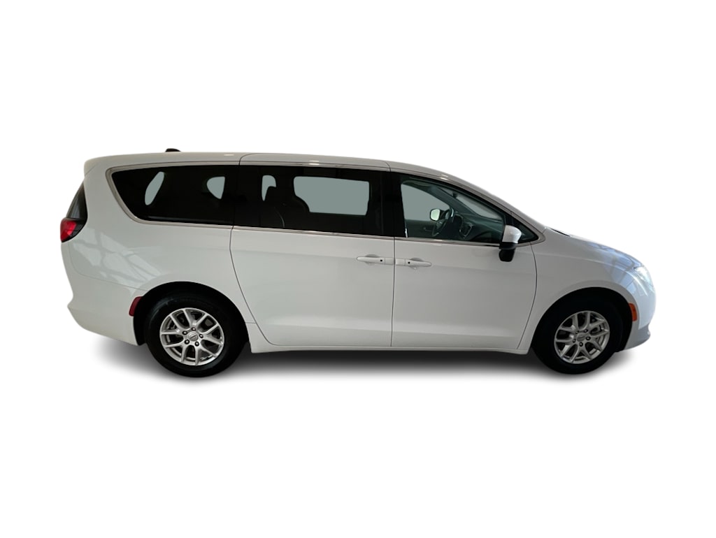 Thumbnail: 2023 Chrysler Voyager - 20
